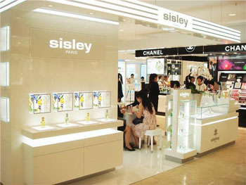     2009年9月传统化妆品消费旺季，随着法国高端化妆品牌——sisley希思黎三家新柜台的连续开业，创下该品牌单月开柜数量之最。三家新柜台包括：9月4日的福州大洋专柜、9月28日太原百盛专柜以及9月29日昆明王府井百